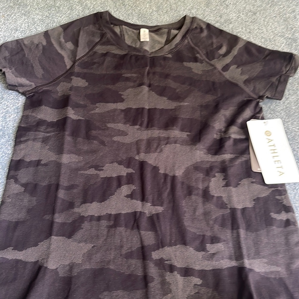 Fitted next to body,, reduce odor naturally, seamless construction for comfort